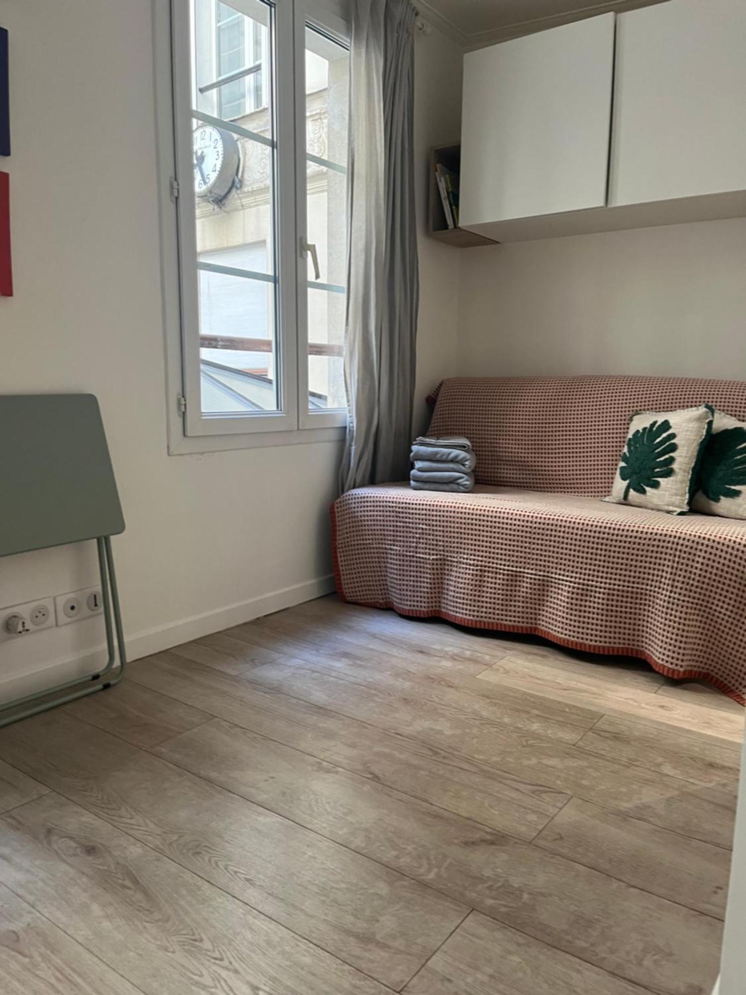 Place A 2 Minutes Du Musee Louvre Vivez A Pied Homestay *