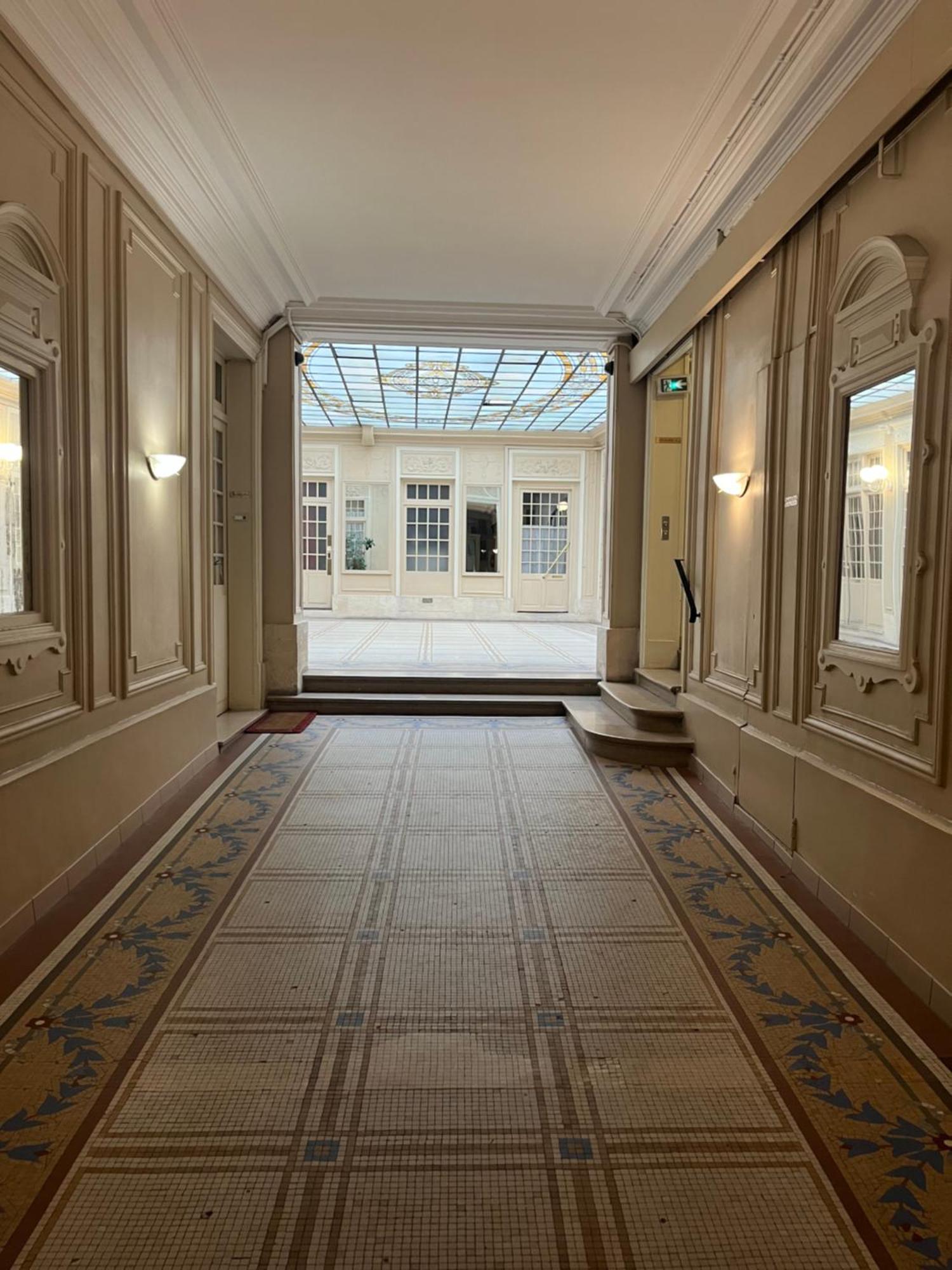 Place A 2 Minutes Du Musee Louvre Vivez A Pied Homestay Paris