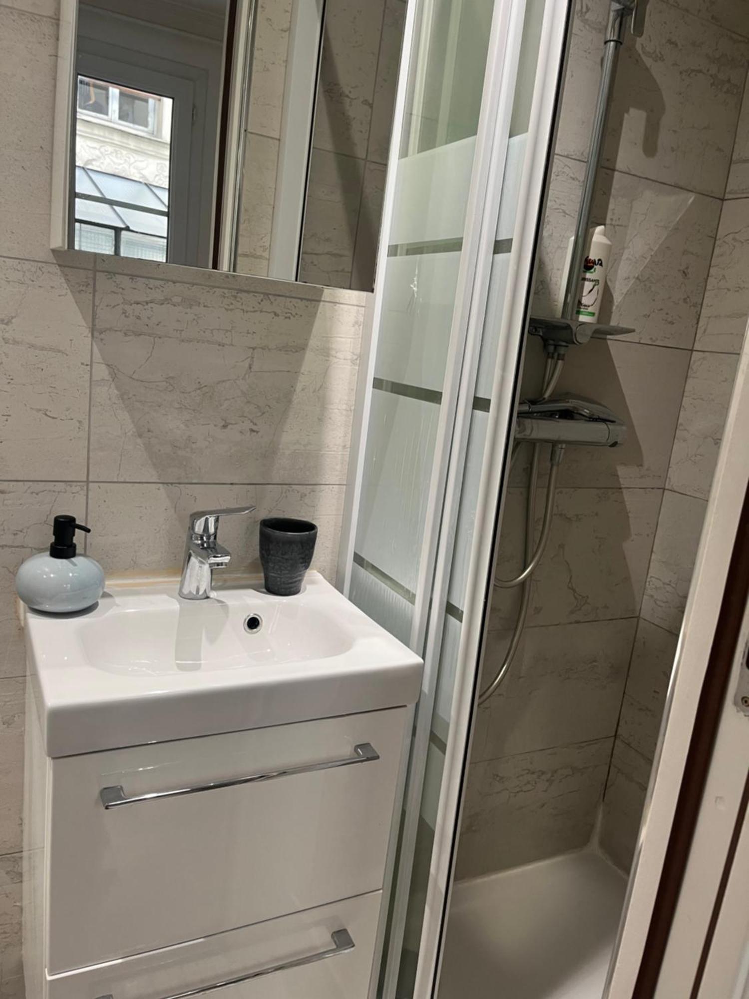 Place A 2 Minutes Du Musee Louvre Vivez A Pied Homestay Paris